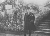 Prins Eugen ståendes framför Kejsareterrassen vid Gunnebo slott, september 1923. Detta år sammanträdde föreningen Röhsska konstslöjdmuséets vänner under ordförandeskap av Prins Eugen. 
Föreningen besökte efter sammanträdet Gunnebo slott.