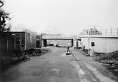 Man ser Nygatans undergång eller port under Kvarnbygatsviadukten-Mölndalsbro. Fotografiet togs under tiden 2/2 - 2/3 1975.