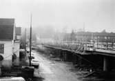 Vägbron Mölndalsbro eller Kvarnbygatsviadukten, västra delen, fotograferad från sydost. Till vänster ses husen på Barnhemsgatans södra sida. Foto från tiden 2/2 - 2/3 1975.