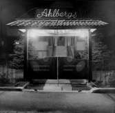 Ingångsporten vid tomtgränsen, Barnhemsgatan 16 (adressen finns inte kvar). Firmaskylt och reklam för Ahlbergs skrädderi. Bilden är tagen under 1960-talet.