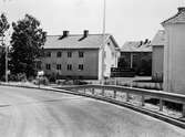 Vy från Mölndals bro under byggtiden, år 1975. Man ser en del av nedfarten från viadukten till Gamla Kungsbackavägen. I bakgrunden ses Åbybergsgatan 4-6.