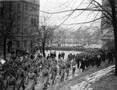 Från folkomröstningen i Saar, januari 1935.  En svensk trupp deltog i övervakningen och ett svenskt fältpostkontor inrättades i Saar.  Den svenska truppen på väg till (inspektion?)  Svea Livgarde, Linnégatan, Stockholm. Här på Linnégatan. I fonden Narvavägen.