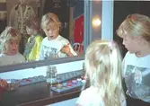 Vid sminkbordet. Familjesöndag på Mölndals Museum den 8/10 1995 under utställningen 