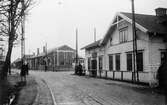 Vy över Mölndalsbro, 1920-tal. Till vänster ses spårvagnshallarna (i hörnet mellan Göteborgsvägen och Kvarnbygatan) och till höger ligger Kungsbackavägen 1 (Hjertstrands eller  bankhuset).