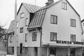 Köpman Bror Meijer ägde fastigheten på Barnhemsgatan 18 och hade här möbelhandel och biluthyrning (Meijers möbler och Biluthyrning). 1950-70-tal.