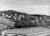 Siffrorna på fotografiet markerar höjden på de planerade husen vid Delbancogatan och Lövgatan, som var färdiga 1964. I förgrunden syns sjukhusets gård. 1940-50-tal.