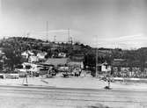 Bron lagas mellan Göteborgsvägen och Ågatan, 1950-tal. I bakgrunden ses området Trädgården. På Ekekullen (Delbancogatan och Lövgatan) ovanför är nya hus skissade med blyerts (siffror visar var). Dessa hus var färdiga 1964.