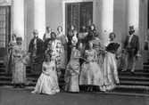 Dräkt- Revy från 1800-1885. Museiförbundets gardenparty 7 juli 1923.