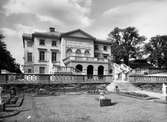 Gunnebo slott södra sida samt en del av parken, 1956.