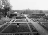 Gunnebo slottspark 1930-tal. Vy mot söder. Det ljusa växthuset längre bort till vänster i bild, innehöll en palm, vilken var en bröllopspresent till Hilda Sparre.
