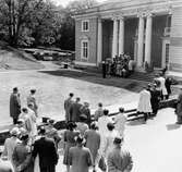 Studenter som sjunger på trappan till Gunnebo slott, 1950-tal.