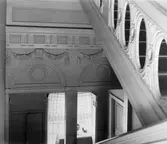 Stora trappan (huvudtrappan) i västra delen inne på Gunnebo slott. Till vänster ser man ner till källarplan och till höger ses trappan upp till övre plan. 1930-tal.