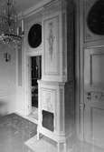 Kakelugn i fru Halls (Christina Hall, 1749–1825) kabinett. I taket hänger en takkrona med slipade kristallprismor och plats för ljus. Gunnebo slott 1930-tal.