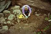 Arkeologisk utgrävning i Gunnebo slotts köksträdgård, maj 1995. Removal of a bone concentration found in (miz) of construction 1.