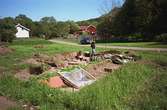 Arkeologer i arbete vid ett utgrävningsschakt i Gunnebo slotts köksträdgård 