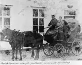 Utanför postkontoret i Gränna, (nuvarande apoteket - 1972).
Diligensen gick på linjen Gränna - Jönköping. Reprofoto 1972-05-19
efter originalfoto tillhörande Gränna Hembygds Förening.