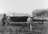 Danske flygaren Peter Nielsen t.v. med sin flygmaskin. Han utförde
den 1 juni 1912 den allra första postflygningen i Sverige mellan
Eslöv och Åkarp (Marieholm) en sträcka på ungefär 1 mil.