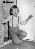 Ett barn i dörröppning till koja. Holtermanska daghemmet 1953.