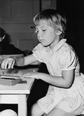 En flicka som lägger pussel vid Holtermanska daghemmet 1953.