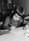 En flicka som ritar vid Holtermanska daghemmet 1953.
