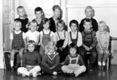 Grupporträtt på lärarinnan och alla barnen vid Holtermanska daghemmet 1953.