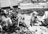 Dagisbarn som leker utomhus i en sandlåda vid Holtermanska daghemmet juni 1973.