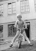 En pojke på cykel framför huset. Holtermanska daghemmet juni 1973.
