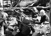 Några barn som leker i sandlådan. Holtermanska daghemmet juni 1973.