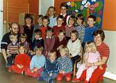 En grupp barn och fem lärare vid Holtermanska daghemmet juni 1983.