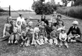 En grupp barn med fem fröknar. Holtermanska daghemmet juni 1973.