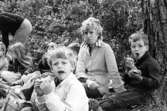 Barn och fröken på picknick. Holtermanska daghemmet juni 1973.