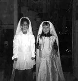 Två flickor utklädda till 