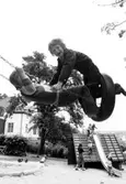 Två pojkar som gungar tillsammans. Holtermanska daghemmet 1973.