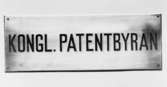 Mässingskylt för Kongl. Patentbyrån, som under åren 1885 - 1891 var underställd kommerskollegium. 