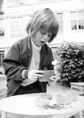 Ett lekande barn. Holtermanska daghemmet juni 1974.