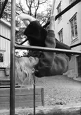 Ett barn i en klätterställning. Holtermanska daghemmet juni 1974.