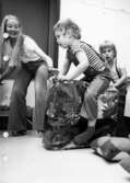 En lärare och två pojkar leker med kuddar. Holtermanska daghemmet maj 1975.