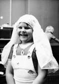 Ett barn som har klätt ut sig till sköterska/nunna. Holtermanska daghemmet maj 1975.