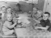Små barn som lägger pussel vid Holtermanska daghemmet, 1940-tal.