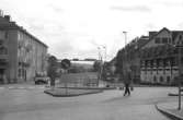 Storgatan med Sahlins terrass till höger år 1996. Mölndalsbro i dag - ett skolpedagogiskt dokumentationsprojekt på Mölndals museum under oktober 1996. 1996_0913-0930 gjorda av högstadieelever från Kvarnbyskolan 9A, grupp 1. Se även gruppbilder på klasserna 1996_1382-1405 och bilder från den färdiga utställningen 1996_1358-1381.