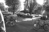 Cyklar uppställda vid en parkering. Mölndalsbro i dag - ett skolpedagogiskt dokumentationsprojekt på Mölndals museum under oktober 1996. 1996_1005-1023 är gjorda av högstadieelever från Kvarnbyskolan 9A, grupp 6. Se även 1996_0913-0940, gruppbilder på klasserna 1996_1382-1405 samt bilder från den färdiga utställningen 1996_1358-1381.