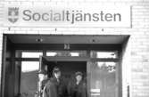 Entré till Socialtjänsten vid Göteborgsvägen. Mölndalsbro i dag - ett skolpedagogiskt dokumentationsprojekt på Mölndals museum under oktober 1996. 1996_1024-1041 är gjorda av högstadieelever från Kvarnbyskolan 9C, grupp 1. Se även 1996_0913-0940, gruppbilder på klasserna 1996_1382-1405 samt bilder från den färdiga utställningen 1996_1358-1381.