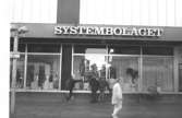 Systembolaget på Brogatan. Mölndalsbro i dag - ett skolpedagogiskt dokumentationsprojekt på Mölndals museum under oktober 1996. 1996_1042-1051 är gjorda av högstadieelever från Kvarnbyskolan 9C, grupp 2. Se även 1996_0913-0940, gruppbilder på klasserna 1996_1382-1405 samt bilder från den färdiga utställningen 1996_1358-1381.