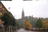 Tempelgatan västerut där Fässbergs kyrka tronar på berget. Till höger ses stadshusets parkering. Mölndalsbro i dag - ett skolpedagogiskt dokumentationsprojekt på Mölndals museum under oktober 1996. 1996_1135-1152 är gjorda av högstadieelever från Kvarnbyskolan 9D, grupp 1. Se även 1996_0913-0940, gruppbilder på klasserna 1996_1382-1405 samt bilder från den färdiga utställningen 1996_1358-1381.