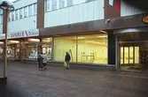 Tom butik på Brogatan. Mölndalsbro i dag - ett skolpedagogiskt dokumentationsprojekt på Mölndals museum under oktober 1996. 1996_1153-1171 är gjorda av högstadieelever från Kvarnbyskolan 9D, grupp 2. Se även 1996_0913-0940.