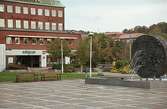 Stadshusplatsen med Folkets hus i bakgrunden. Mölndalsbro i dag - ett skolpedagogiskt dokumentationsprojekt på Mölndals museum under oktober 1996. 1996_1264-1282 är gjorda av högstadieelever från Åbyskolan 8A, grupp 2. Se även 1996_0913-0940, gruppbilder på klasserna 1996_1382-1405 och bilder från den färdiga utställningen 1996_1358-1381.