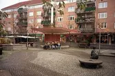 Alberts torg/Mölndals torg. Kvarteret Havskatten 17 i bakgrunden. Mölndalsbro i dag - ett skolpedagogiskt dokumentationsprojekt på Mölndals museum under oktober 1996. 1996_1338-1356 är gjorda av högstadieelever från Åbyskolan 8A, grupp 6. Se även 1996_0913-0940, gruppbilder på klasserna 1996_1382-1405 och bilder från den färdiga utställningen 1996_1358-1381.