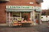 Konfekthuset på Brogatan 8. Mölndalsbro i dag - ett skolpedagogiskt dokumentationsprojekt på Mölndals museum under oktober 1996. 1996_1338-1356 är gjorda av högstadieelever från Åbyskolan 8A, grupp 6. Se även 1996_0913-0940, gruppbilder på klasserna 1996_1382-1405 och bilder från den färdiga utställningen 1996_1358-1381.