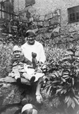 Elin Andersson med syskonbarnet Ingemar Larsson på promenad i Kvarnbyn 1930.