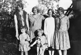 Elin Andersson med syskon och syskonbarn på 29-årskalas. Från vänster: Helga (Andersson) Esbjörnsson med dottern Gun, Gertrud (Andersson) Larsson med sonen Ingemar, Aina Rundberg och Elin Andersson (gift Bjufwing).
